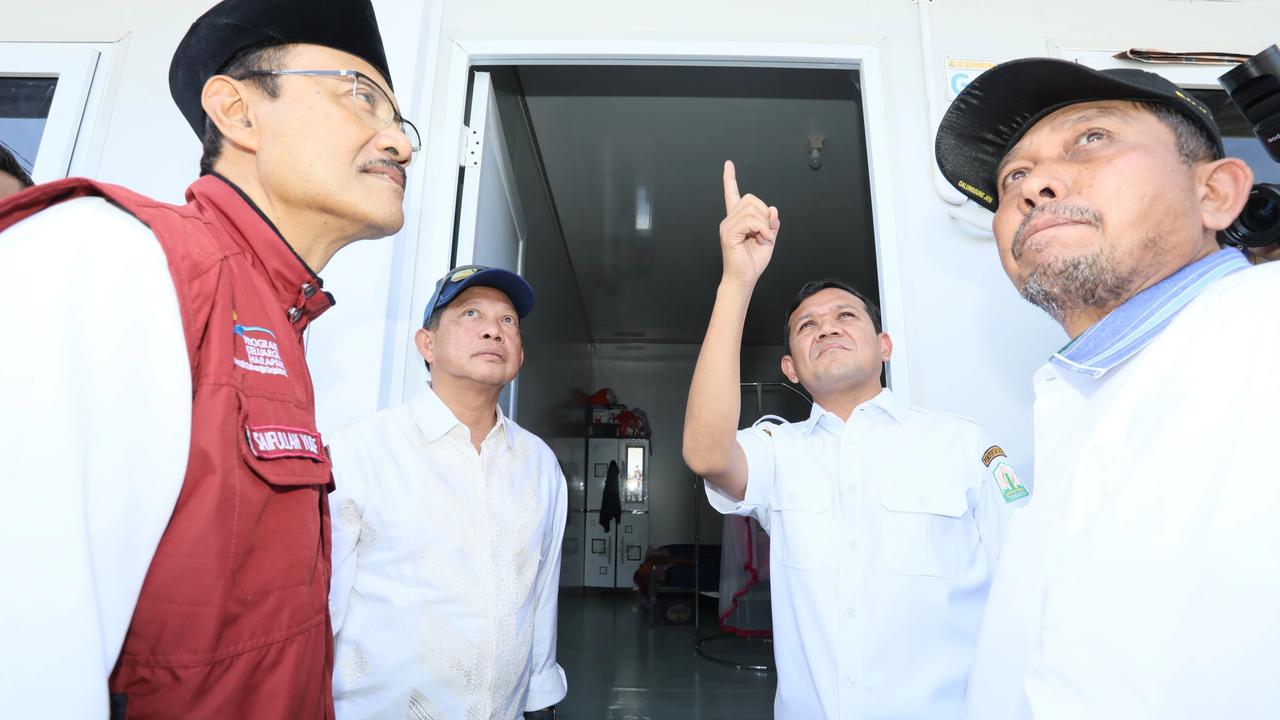 Kasatgas PRR Pascabencana Sumatera Tito Karnavian dan Mensos Gus Ipul meninjau hunian sementara