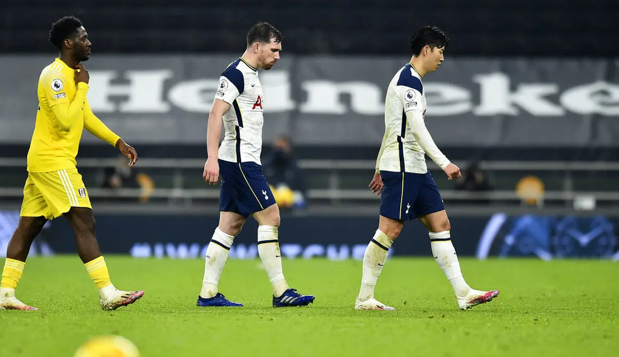 Para pemain Tottenham Hotspur dan Fulham berjalan meninggalkan lapangan pada akhir pertandingan Liga Inggris di Stadion Tottenham Hotspur, London, Inggris, Rabu (13/1/2021). Pertandingan berakhir dengan skor 1-1. (Glyn Kirk/Pool via AP)