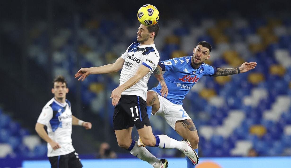 Pada laga ini sang tamu lebih banyak menekan pertahanan Napoli melalui dua penyerang andalan mereka yaitu Luis Muriel dan Duvan Zapata. (Alessandro Garofalo/LaPresse via AP)