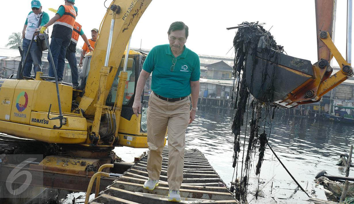 Menteri Koordinator Bidang Kemaritiman Luhut Binsar Panjaitan usai menaiki traktor untuk melakukan pengecekan sampah saat menggelar gerakan aksi bersih di kawasan pesisir Cilincing, Jakarta Utara, Sabtu (6/4). (Liputan6.com/Immanuel Antonius)