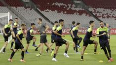 Pemain Ceres-Negros saat sesi latihan jelang laga Piala AFC di SUGBK, Jakarta, Senin (22/4). Ceres-Negros akan berhadapan dengan Persija Jakarta. (Bola.com/M Iqbal Ichsan)