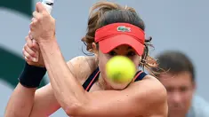 Petenis Prancis, Alize Cornet memukul bola saat melawan petenis Polandia Agnieszka Radwanska dalam pertandingan French Open 2017 di Roland Garros, Paris (3/6). (AFP Photo/Francois Xavier Marit)