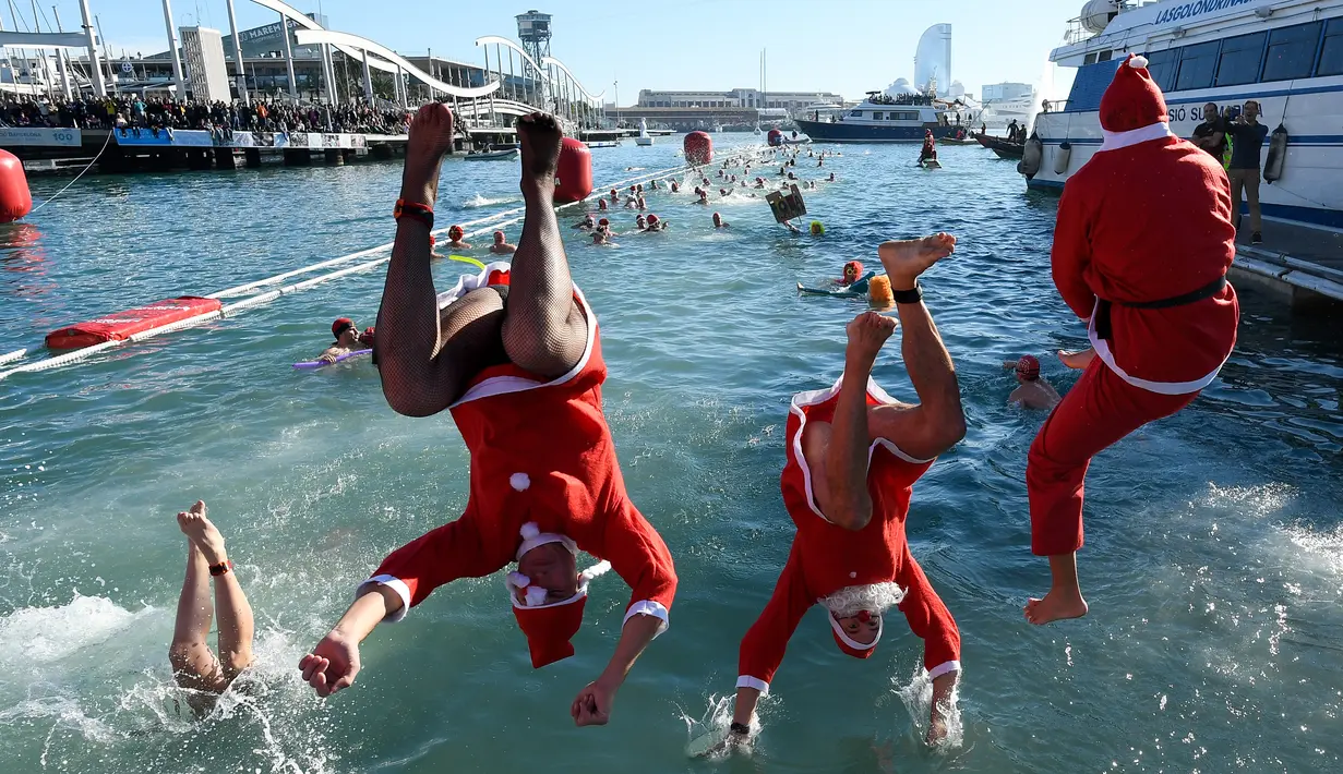 Di sana ada sebuah kompetisi yang bernama Copa de Nadal de Natacio atau Christmas Day hourbour swim. (Josep LAGO / AFP)
