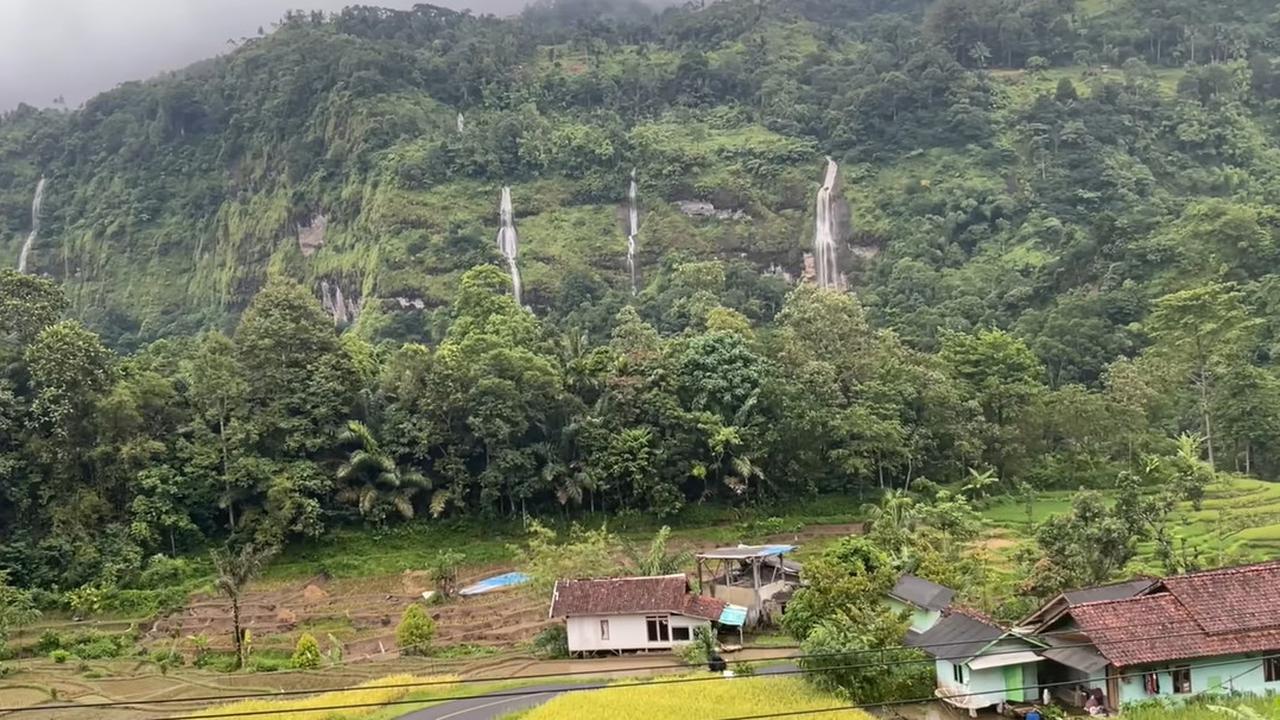 Jalur di Bandung - Cianjur Ini Punya Julukan "Tol Surga", Bisa Lihat Air Terjun Berjejer di Perbukitan
