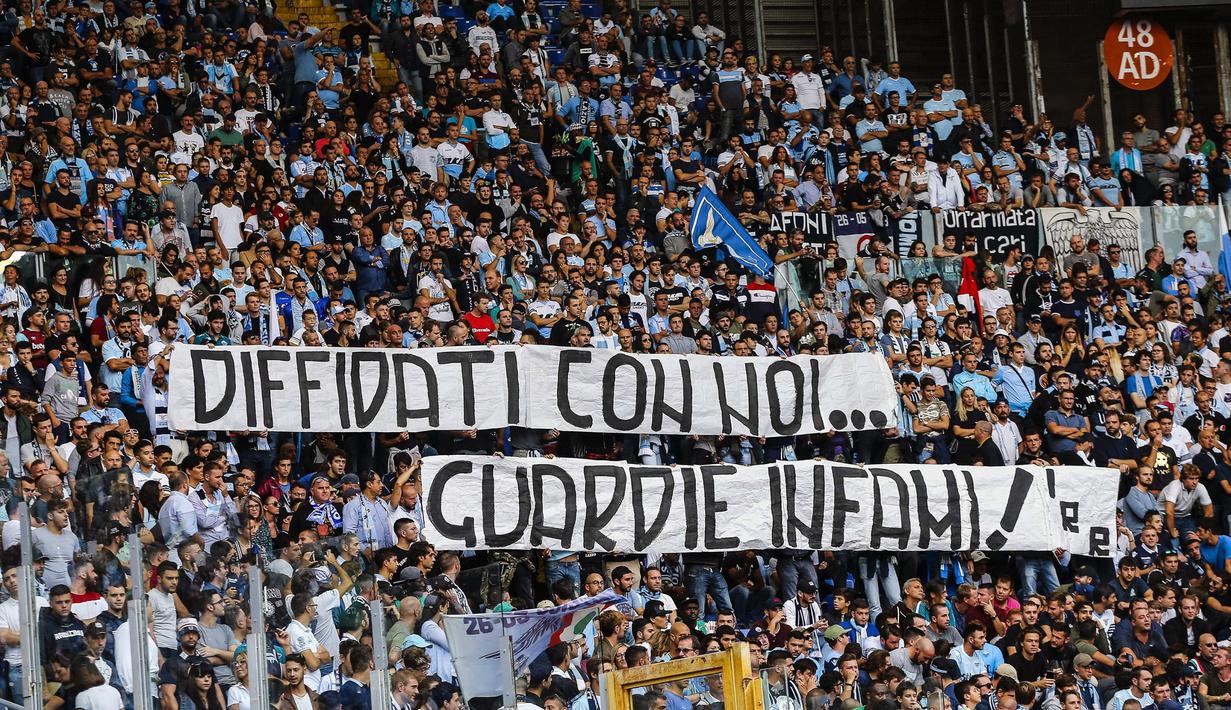 Fans Lazio membentangkan "Banned fans with us, vile cops", beberapa fans rasis saat menyanyikan lagu ejekan kepada pemain Sassuolo Claud Adjapong dan Alfred Duncan di Olympic Stadium, Roma, (1/10/2017). (Angelo Carconi/ANSA via AP)