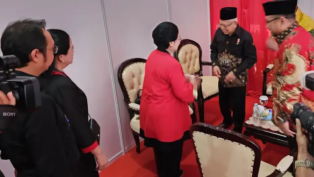 Ketum PDIP Megawati Soekarnoputri, Ketua DPP PDIP Puan Maharani, dan Prananda Prabowo, tampak menyambut kedatangan Wakil Presdien Ma’ruf Amin dan Menteri Agama (Mwnag) Yaqut Cholil Qoumas di ruang VVIP Stadion Utama GBK.