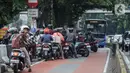 Sejumlah pengendara sepeda motor nekat melawan arah di jalur Transjakarta di Alteri Pondok Indah, Jakarta, Rabu (10/1/2024). (Liputan6.com/Angga Yuniar)