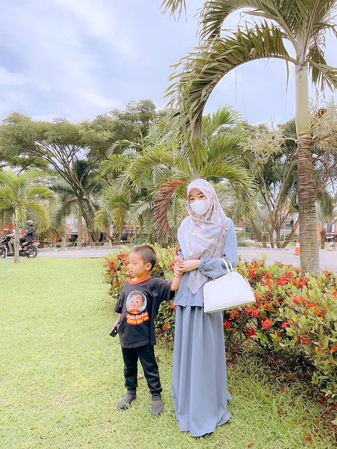 8 Potret Larissa Chou Tampil Fashionable dengan Padu Padan Hijab Syari’i