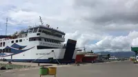 Beberapa armada penyebrangan dari Ambon menuju Kabupaten Buru Selatan masih bersandar di Pelabuhan Slamet Riyadi akibat dari kebijakan penutupan akses trasportasi oleh pemerintah kabupaten Buru Selatan.