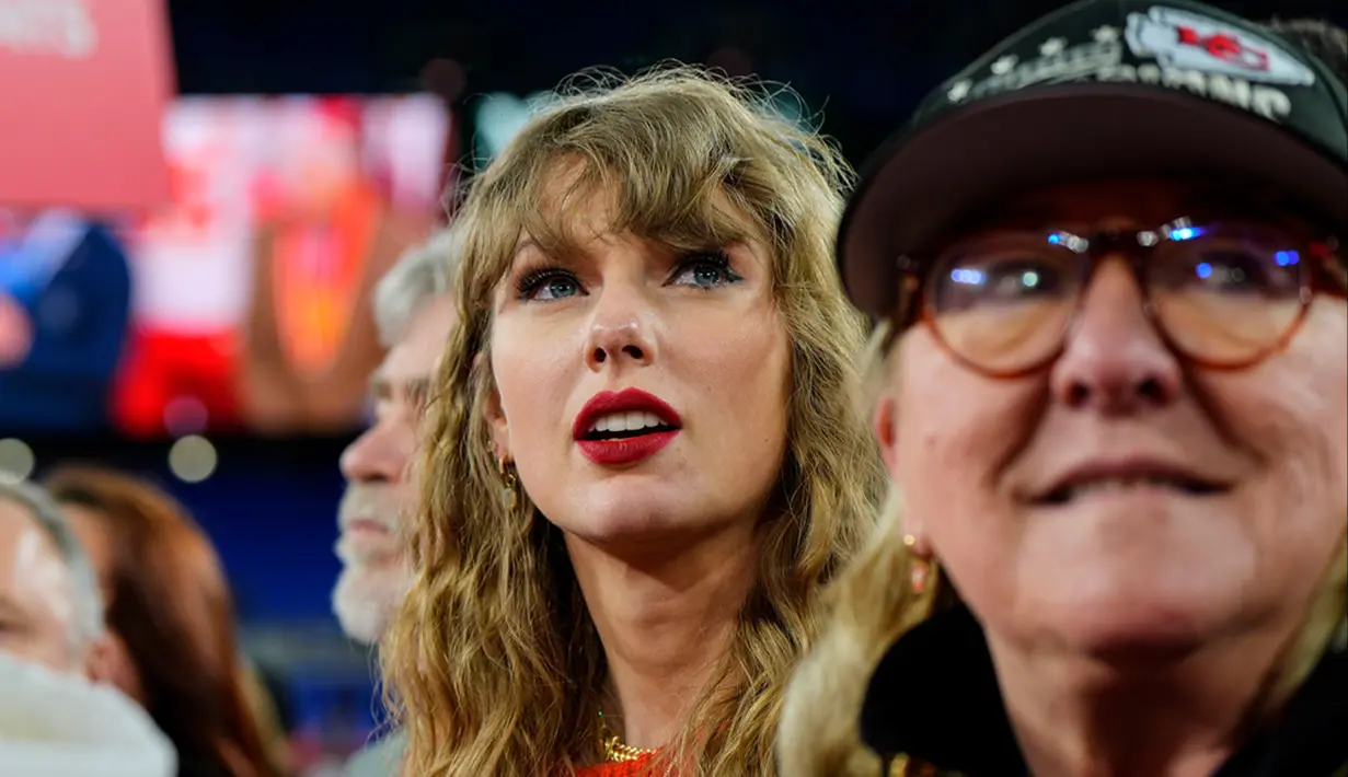 Di tengah padatnya jadwal tur konser keliling dunia, Taylor Swift sebisa mungkin meluangkan waktu untuk mendukung sang kekasih. Ia pun tak absen saat Travis memperkuat Kansas City Chiefs untuk melawan Baltimore Ravens. (AP Photo/Julio Cortez)