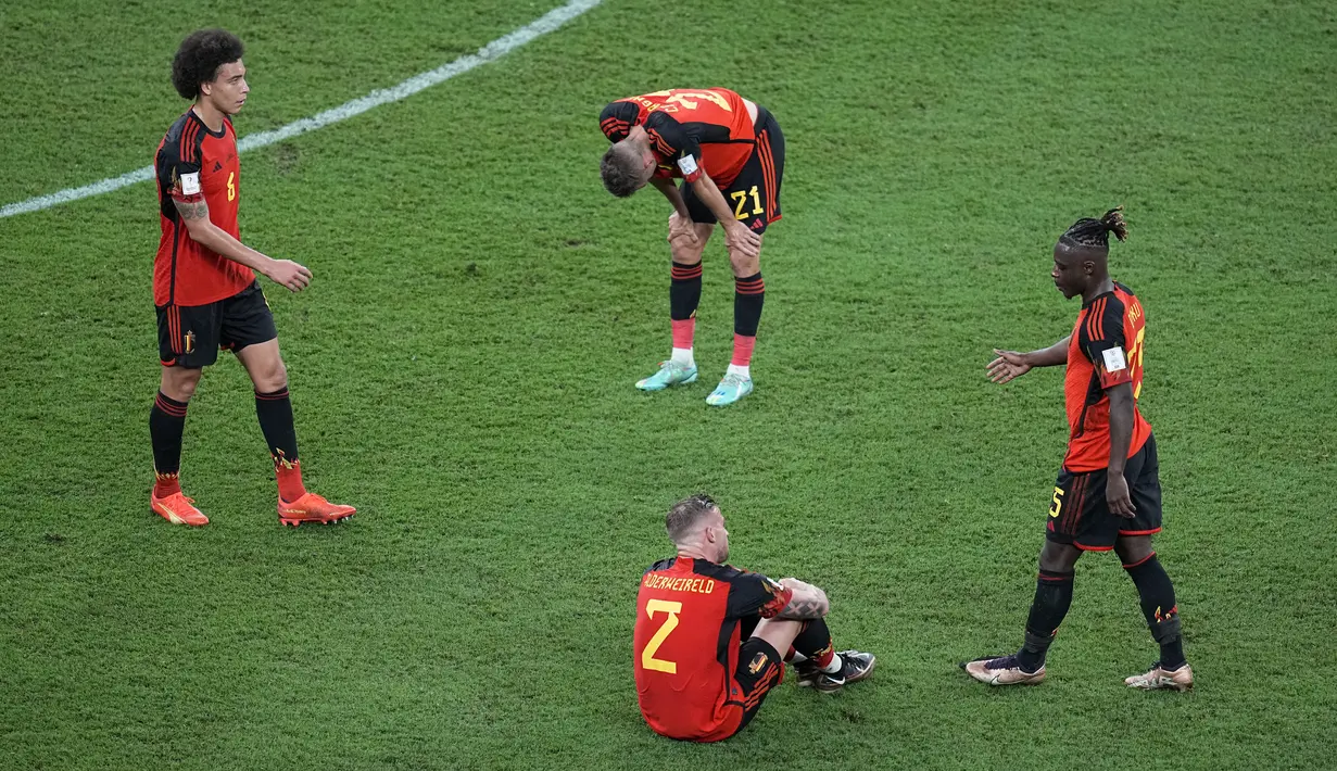 Reaksi pemain Belgia Axel Witsel (6), Toby Alderweireld (2), Timothy Castagne (21) dan Jeremy Doku (25) setelah pertandingan grup F Piala Dunia antara Kroasia dan Belgia di Stadion Ahmad Bin Ali di Al Rayyan, Qatar, Kamis (1/12/2022). Belgia harus angkat koper dari Qatar setelah finis tempat ketiga dengan raihan empat poin. (AP Photo/Ebrahim Noroozi)
