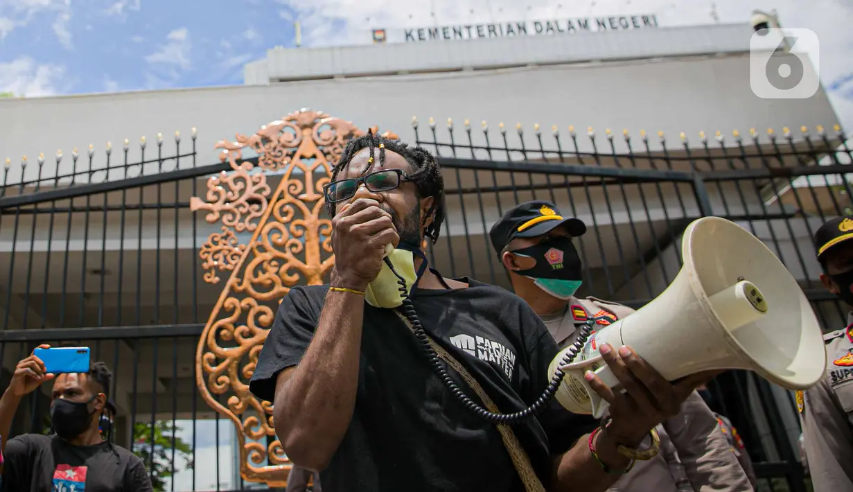 Massa Ikatan Mahasiswa Papua berorasi saat menggelar unjuk rasa di depan Kementerian Dalam Negeri, Jakarta, Rabu (24/2/2021). Dalam aksinya mereka mengutuk tindakan elite politik Papua yang mengatasnamakan rakyat Papua untuk mendukung Otonomi Khusus (Otsus). (Liputan6.com/Faizal Fanani)