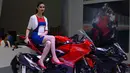 Seorang model berpose di atas TVS Apache RR310 saat dipamerkan dalam India Auto Show di Greater Noida, New Delhi, India, (8/2). (AFP Photo/Sajjad Hussain)