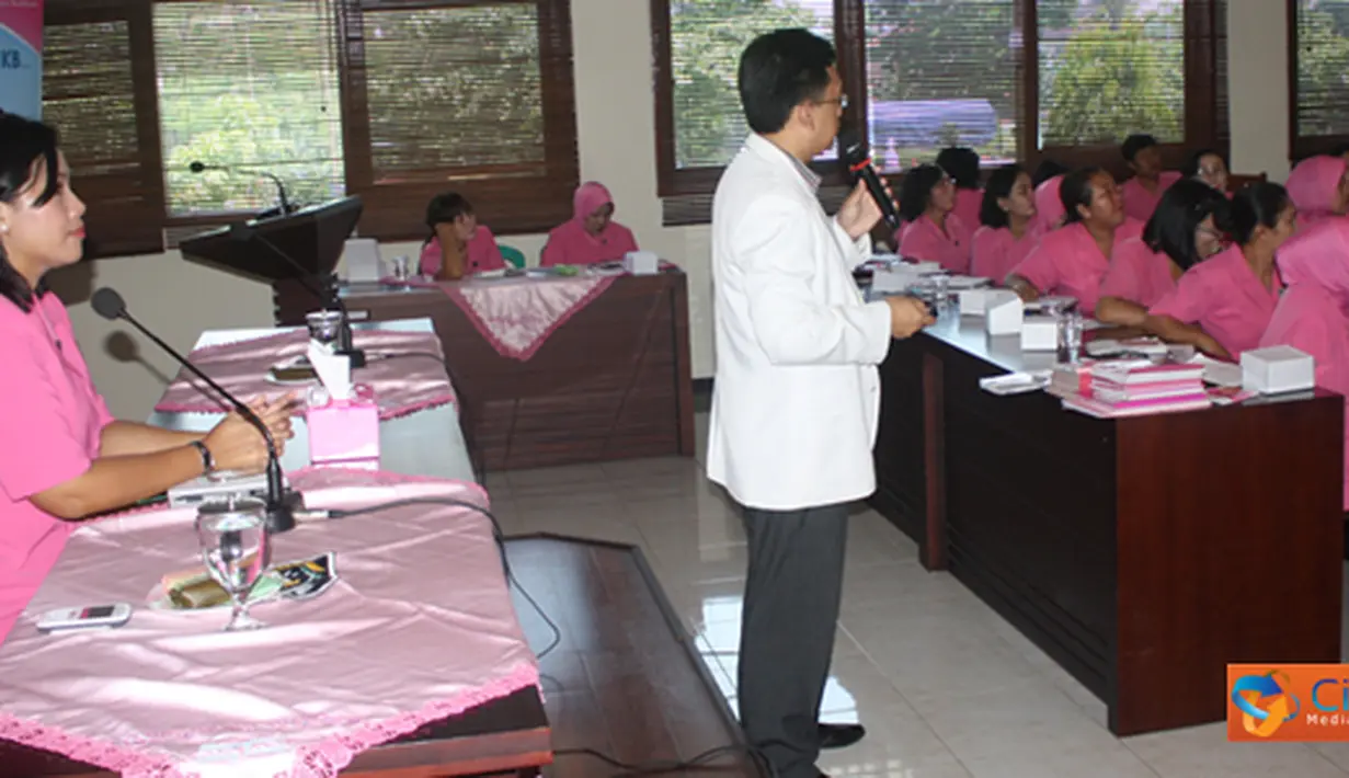 Citizen6, Kendal: Seminar ini berguna untuk meningkatkan kesadaran akan manfaat dari program Keluarga Berencana yang dicanangkan oleh pemerintah sebagai pembicara adalah Dokter Indra Adi Susianto M. (Pengirim: Aryo Widiyanto)