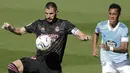 Penyerang Real Madrid, Karim Benzema mengontrol bola di depan gelandang Celta Vigo, Renato Tapia pada lanjutan Liga Spanyol 2020/2021 di Balaidos, Sabtu (20/3/2021). Karim Benzema jadi bintang saat Real Madrid melibas Celta Vigo 3-1. (AP Photo/Lalo R.Villar)