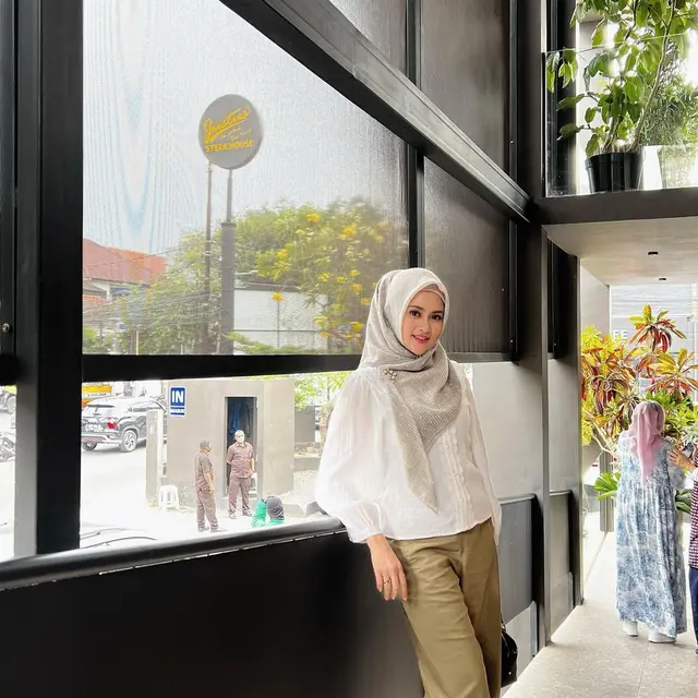 Akui Masih Belajar, Ini 6 Potret Ratu Dewi Imasy 'Dari Jendela SMP' Pakai Hijab