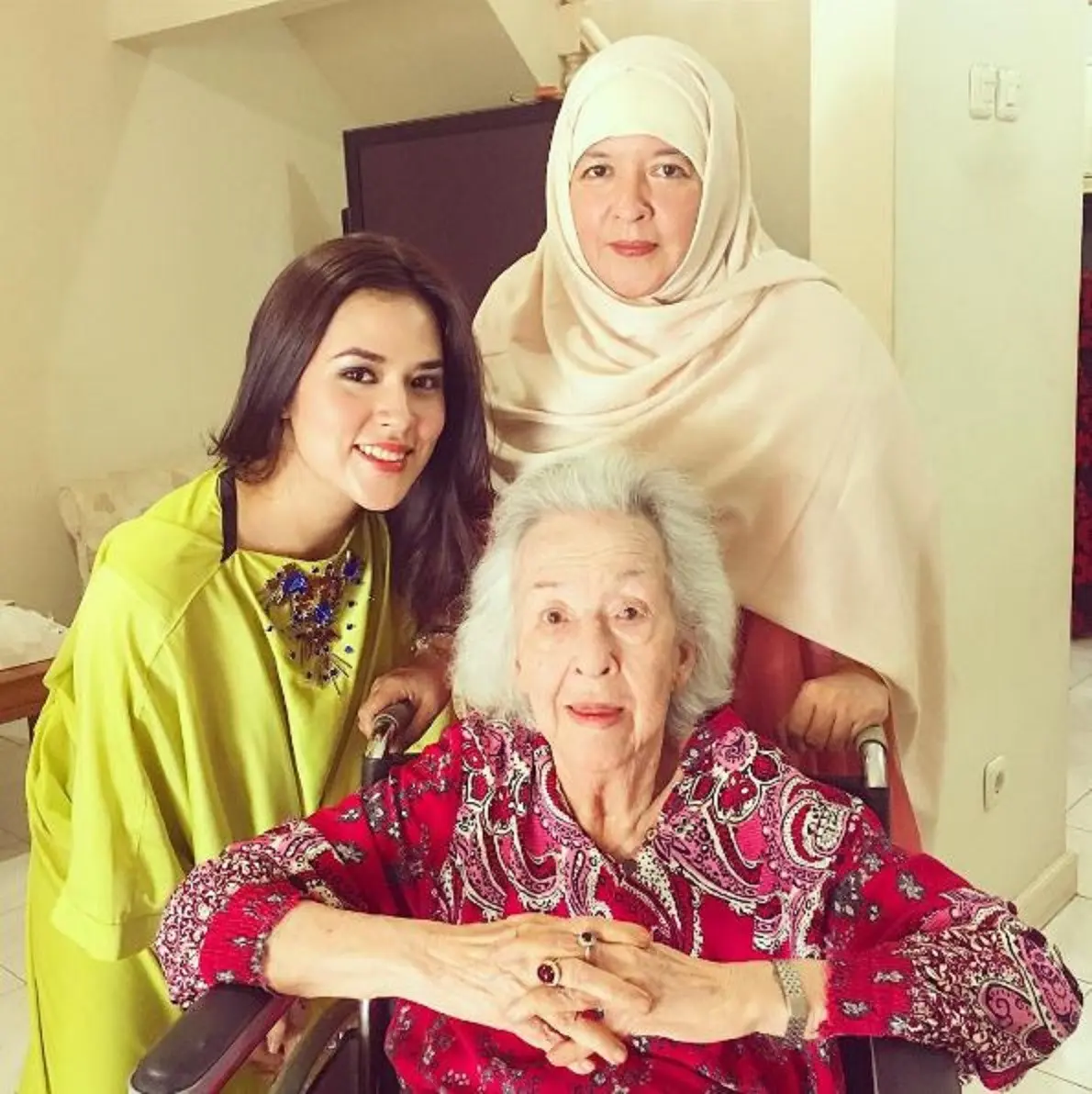 Raisa mengunggah foto bersama ibu dan neneknya (Instagram/@raisa6690)