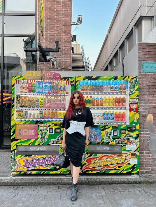 Lewat unggahan Instagramnya, kembaran Tasyi Athasyia ini membagikan sederet potret OOTD yang super kece.  [Foto: IG/tasyafarasya].