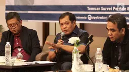 Ketua Harian DPP Partai Golkar, Nurdin Halid (tengah) saat memaparkan rilis survei Evaluasi Pemerintahan Jokowi-JK dan Meneropong Peta Elektoral 2019, Minggu, (26/11). (Liputan6.com/Fery Pradolo)