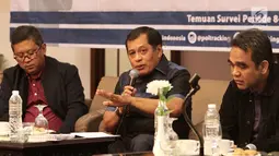 Ketua Harian DPP Partai Golkar, Nurdin Halid (tengah) saat memaparkan rilis survei Evaluasi Pemerintahan Jokowi-JK dan Meneropong Peta Elektoral 2019, Minggu, (26/11). (Liputan6.com/Fery Pradolo)