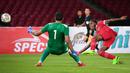 Pemain Timnas Indonesia U-20, Hugo Samir (kanan) berusaha mencetak gol ke gawang Timnas Fiji U-20 pada laga International Friendly Match U-20 di Stadion Utama Gelora Bung Karno (SUGBK), Jakarta, Jumat (17/02/2023). Timnas Indonesia U-20 menang dengan skor 4-0. (Bola.com/Bagaskara Lazuardi)