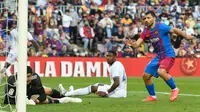 Barcelona berhasil mencetak gol hiburan untuk mengubah skor menjadi 1-2 pada menit ke-90+7 lewat aksi Sergio Aguero usai meneruskan umpan tarik Sergino Dest. Skor 1-2 bertahan hingga laga usai. (AFP/Josep Lago)