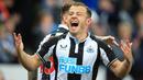 Kedudukan berubah jadi 2-1 pada menit ke-56. Penyerang the Magpies, Ryan Fraser, berhasil mencetak gol memanfaatkan bola muntah yang gagal disapu dengan baik oleh barisan lini belakang Everton. (AFP/Lindsey Parnaby)