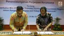 Dirut Bank Mandiri Kartika Wirjoatmodjo dan Dirjen Bea Cukai Kemenkeu Heru Pambudi membubuhkan tanda tangan perjanjian kerjasama di Jakarta, Jumat (26/5). (Liputan6.com/Angga Yuniar)