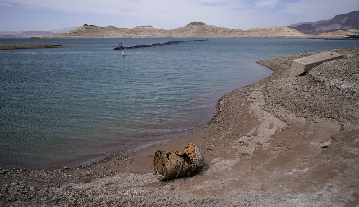 <p>Puing-puing berkarat yang dulunya berada di bawah air berada di atas permukaan air di Danau Mead di Area Rekreasi Nasional Danau Mead dekat Boulder City, negara bagian Nevada, pada Senin, 9 Mei 2022. Danau Mead, salah satu waduk terbesar di AS, yang selama ini digunakan sebagai waduk dan tempat penampungan air kondisinya mengering. (AP Photo/John Locher)</p>