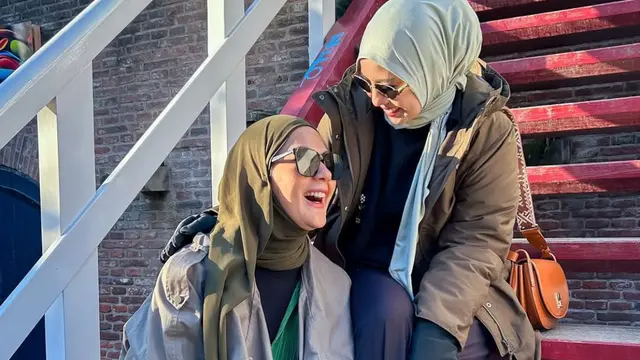 Tya Ariestya dan Paula Verhoeven saat Liburan (credit: https://www.instagram.com/tya_ariestya/).