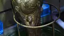 Replika trofi Piala Dunia FIFA siap dimasukan kedalam pelarut emas di piala Italia dan pabrikan medali GDE Bertoni di Paderno Dugnano, Milan (11/4). Piala Dunia akan diselenggarakan 14 Juni sampai 15 Juli di Rusia. (AFP Photo/Miguel Medina)
