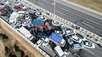 Beberapa mobil dan truk terlihat terjebak dan bertumpuk satu sama lain di jembatan Zhengxin Huanghe dalam gambar dan video di media sosial (AFP)
