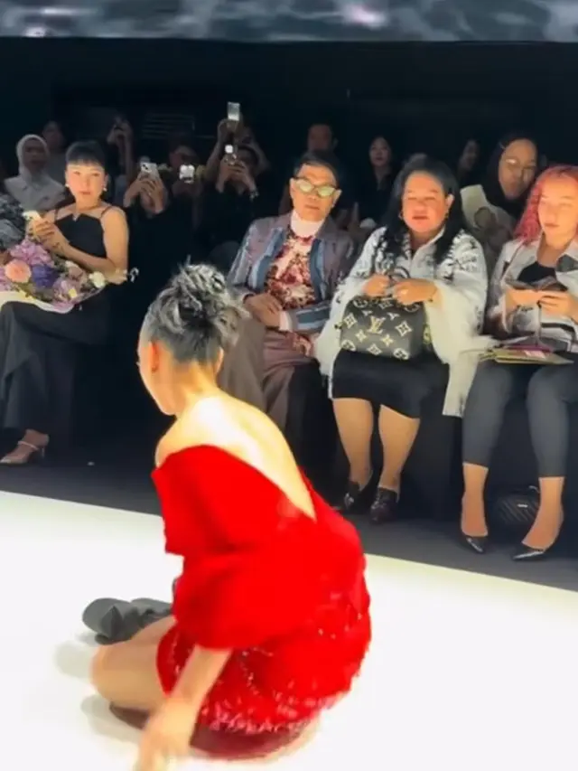 Naura Ayu  saat Catwalk.