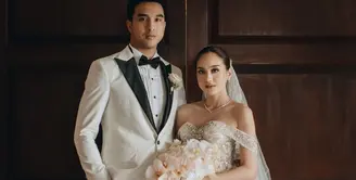 Lihat lagi potret pesona visual luar biasa saat keduanya mengadakan resepsi pernikahan. Bak prince dan princess dibalut busana pengantin modern bernuansa putih. [Foto: Instagram/salshabillaadr]