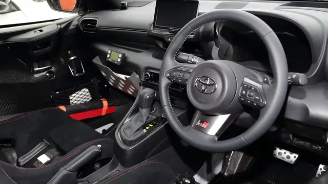 Interior Toyota GR Yaris dengan tuas transmisi otomatis, paddle shifts, dan tanpa pedal kopling (Car Watch)