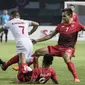 Bek Indonesia, Rezaldi Hehanusa, berusaha menghadang pemain Palestina, Mahmoud Abuwarda, pada laga Asian Games di Stadion Patriot, Jawa Barat, Rabu (15/8/2018). Indonesia takluk 1-2 dari Palestina. (Bola.com/Vitalis Yogi Trisna)