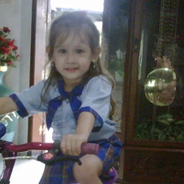 6 Potret Masa Kecil Laura Moane ‘Dari Jendela SMP’, Imut dan Menggemaskan