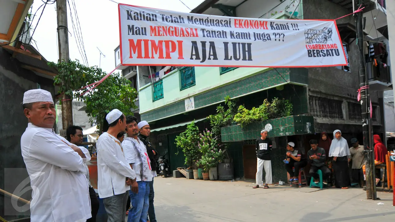20160420-Spanduk Protes Penggusuran Menjamur di Luar Batang-Jakarta