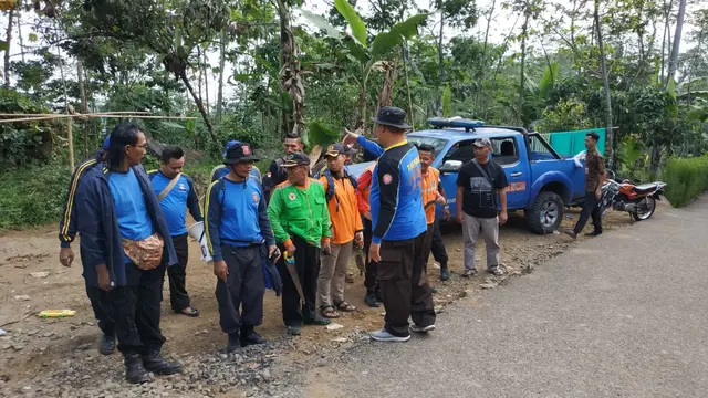 Ratusan warga memburu celeng yang menyerang empat warga Desa Windujaya dan Melung Kecamatan Kedungbanteng, Banyumas. (Foto: Liputan6.com/Muhamad Ridlo)