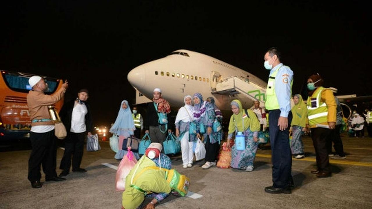 Tiba di Halim, kloter pertama jemaah haji DKI langsung sujud syukur