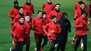 Para pemain Paris Saint Germain berlari saat sesi latihan di Old Trafford, Manchester, Inggris, Senin (11/2). PSG akan menghadapi Manchester United (MU) pada 16 besar Liga Champions. (Martin Rickett/PA via AP)
