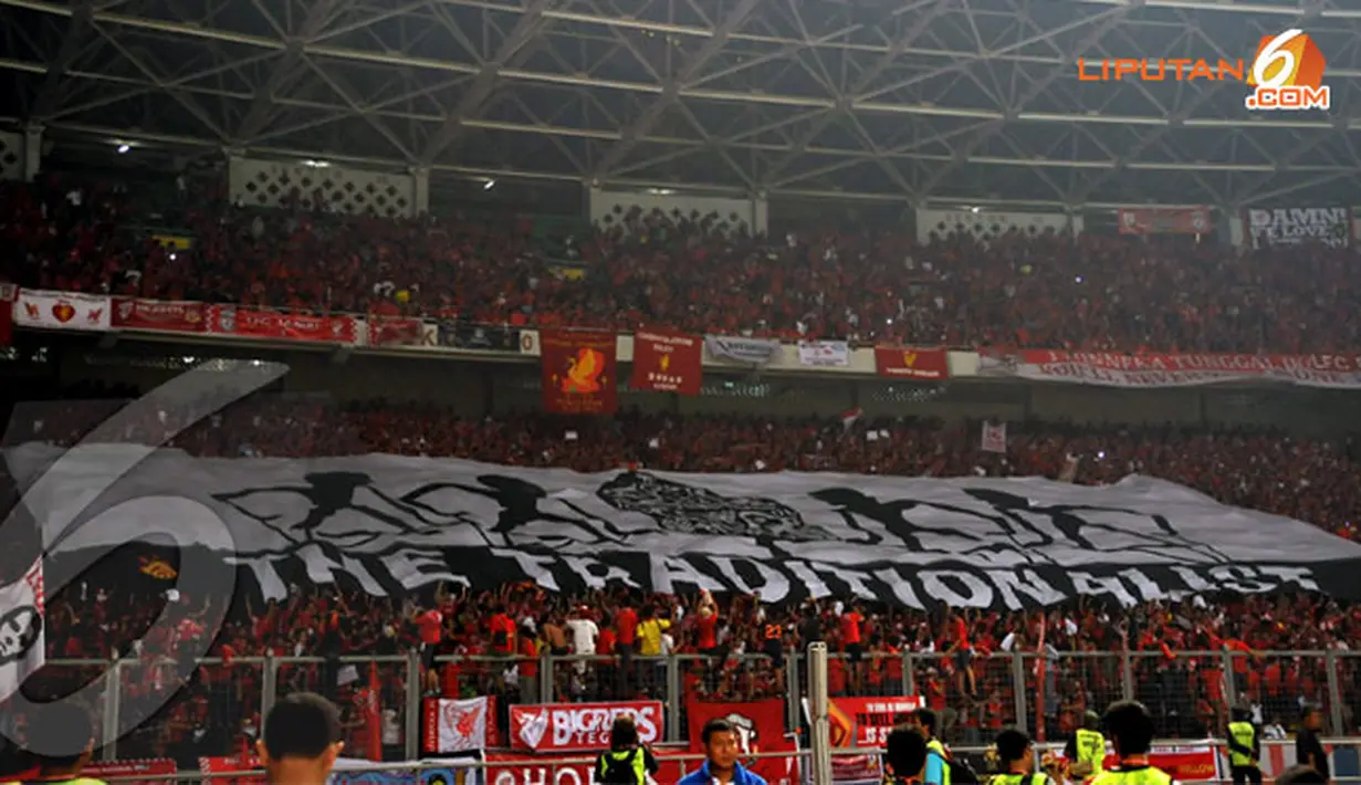 Para suporter Liverpool membentangkan spanduk bertuliskan The Tradisionalist untuk tim kesayangannya (Liputan6.com/Helmi Fithriansyah)
