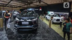 Pengunjung melihat deretan mobil yang dipamerkan pada booth Mitsubishi Motors di ajang Gaikindo Indonesia International Auto Show (GIIAS) 2024, Indonesia Convention Exhibition (ICE) BSD, Kabupaten Tangerang, Banten, Kamis (18/7/2024). (Liputan6.com/Angga Yuniar)