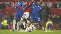 Bek Chelsea Wesley Fofana berebut bola dengan gelandang Manchester United Bruno Fernandes dalam laga Liga Inggris di Stadion Old Trafford, Manchester, Inggris, Sabtu, 20 September 2025. (AP Photo/Dave Thompson)