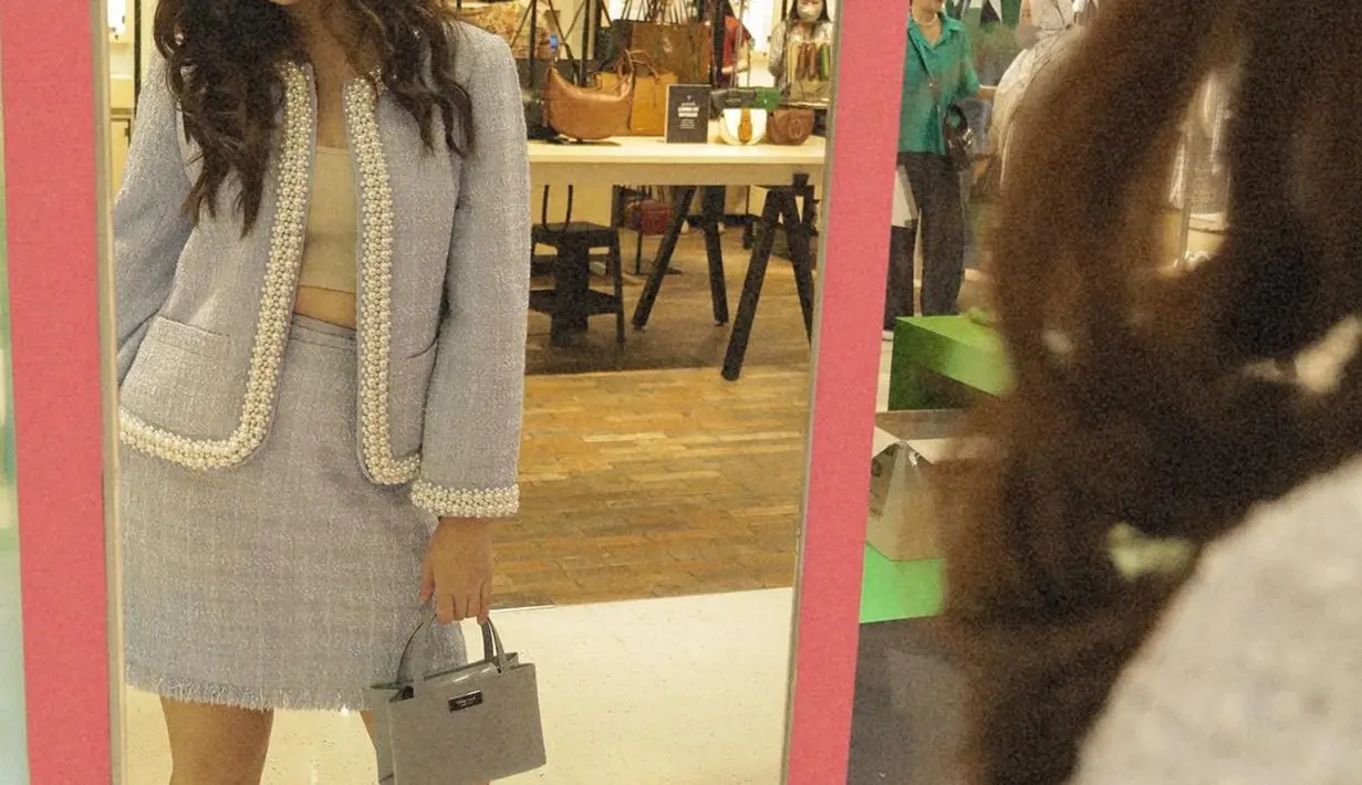 Setelan atasan dan bawahan yang serasi terlihat menjadi pilihan Rebecca Klopper. Crop top sebagai innerwear dilapisi tweed jacket dan mini skirt berwarna biru muda yang serasi. Rebecca Klopper menambahkan high boots putih dan mini bag. Foto: Instagram.