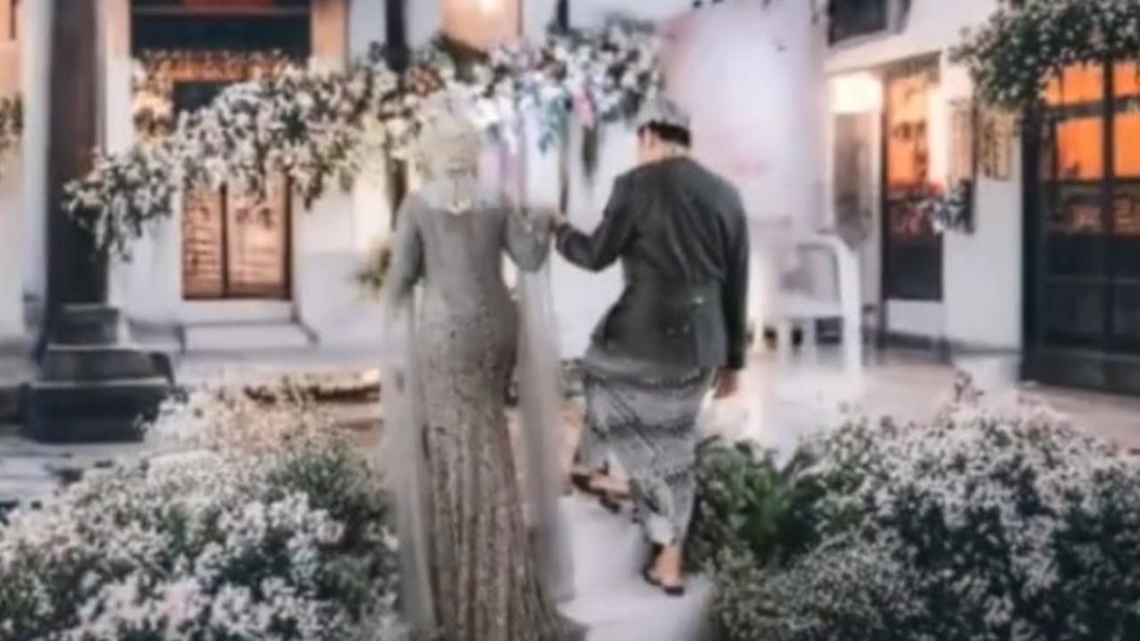 Prosesi naik ke pelaminan mendadak juga berubah jadi momen masuk kuil. Foto ini terlihat lebih jauh dari konsep editing pertama.
