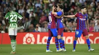 Pemain Barcelona Ansu Fati (tengah) merayakan dengan rekan setimnya setelah mencetak gol ke gawang Real Betis pada pertandingan sepak bola La Liga Spanyol di Stadion Benito Villamarin, Seville, Spanyol, 7 Mei 2022. Barcelona menang 2-1. (AP Photo/Jose Breton)