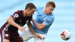 Bek Leicester City, Jonny Evans berebut bola dengan gelandang Manchester City Kevin De Bruyne pada lanjutan Liga Inggris di Etihad Stadium, Minggu (27/9/2020). Jamie Vardy mencetak hat-trick dan Manchester City takluk 2-5 dari Leicester. (Catherine Ivill/Pool via AP)