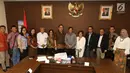 Anggota Wantimpres Agum Gumelar (tengah) foto bersama saat menerima kunjungan petinggi EMTEK Group di Jakarta, Jumat (18/5). Pertemuan ini merupakan silaturahmi sekaligus pengenalan program-program yang ada di SCM. (Liputan6.com/Angga Yuniar)