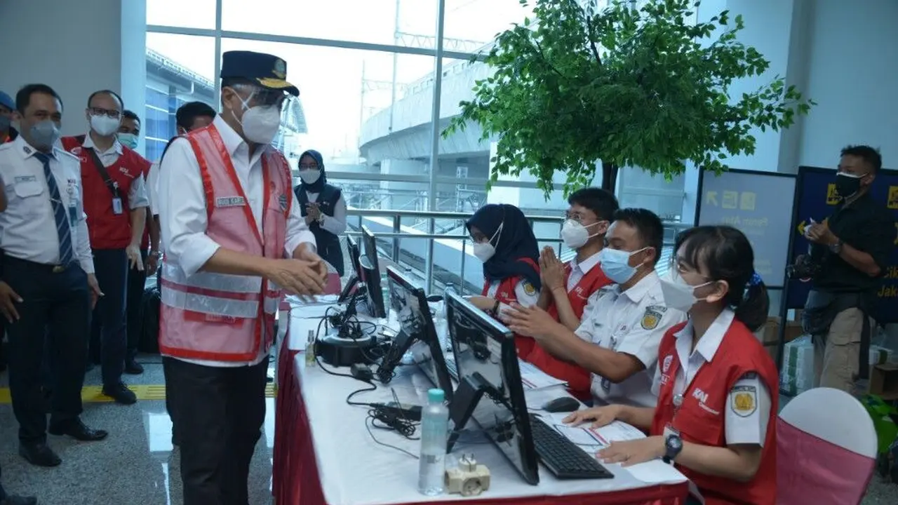 Menteri Perhubungan, Budi Karya Sumadi meninjau pelaksanaan vaksinasi massal di Stasiun Manggarai.